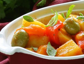 vegetable stew with olives and red pepper